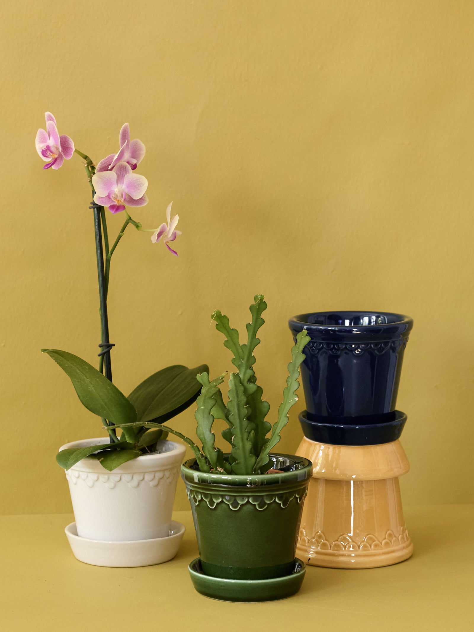 Glazed Castle Pot & Saucer, Bergs