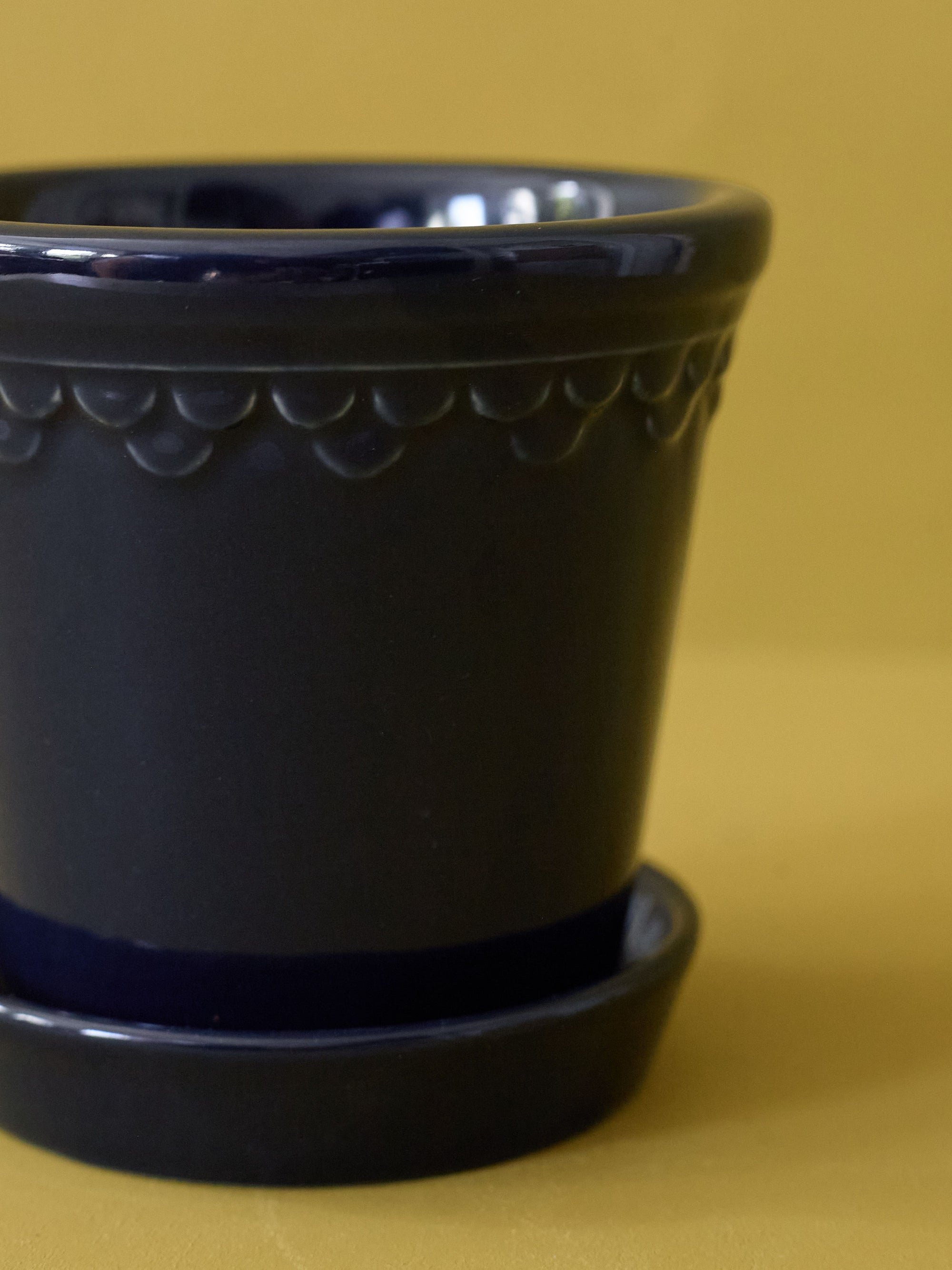 Glazed Castle Pot & Saucer, Bergs